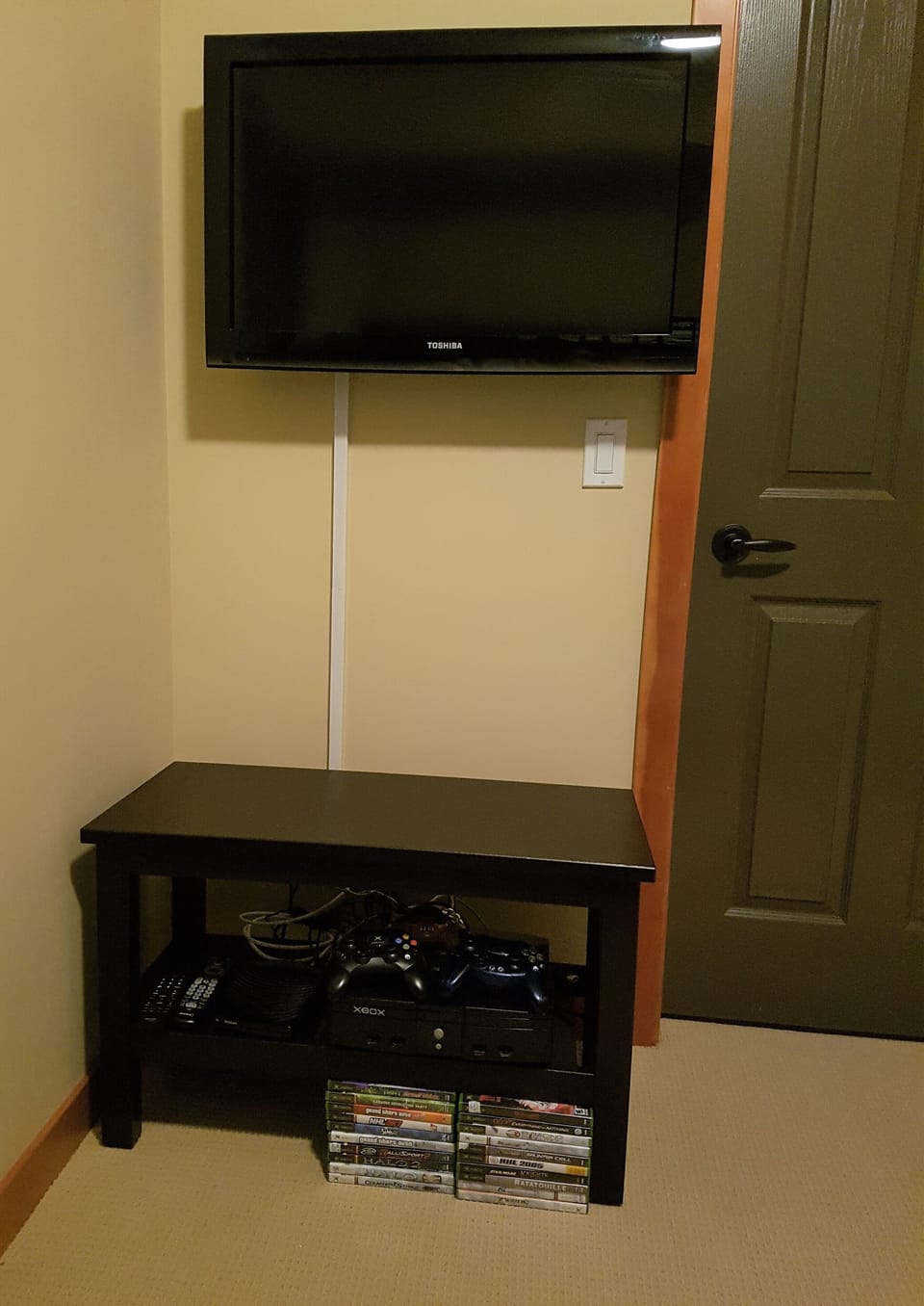 The tv (cable & an Xbox) in this bedroom is great for the early riser children