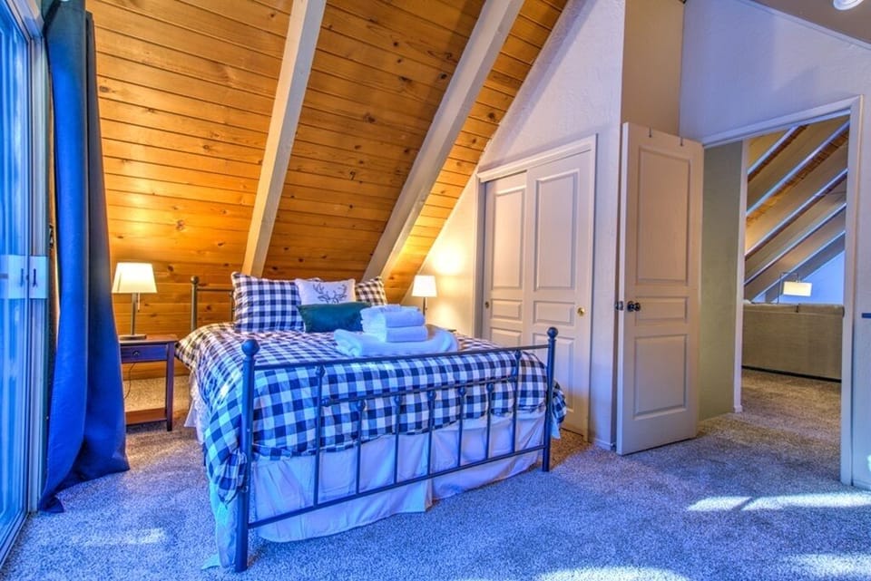 Upstairs bedroom (queen bedroom)