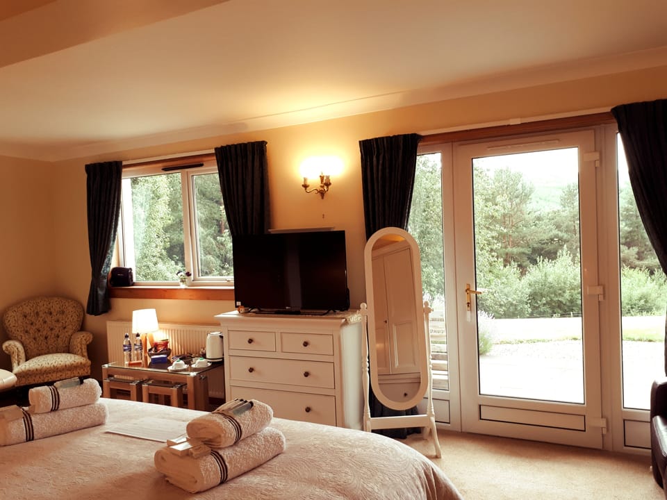 Luxury Double Room, 1 King Bed, Ensuite, Lake View | Egyptian cotton sheets, premium bedding, pillowtop beds, blackout drapes