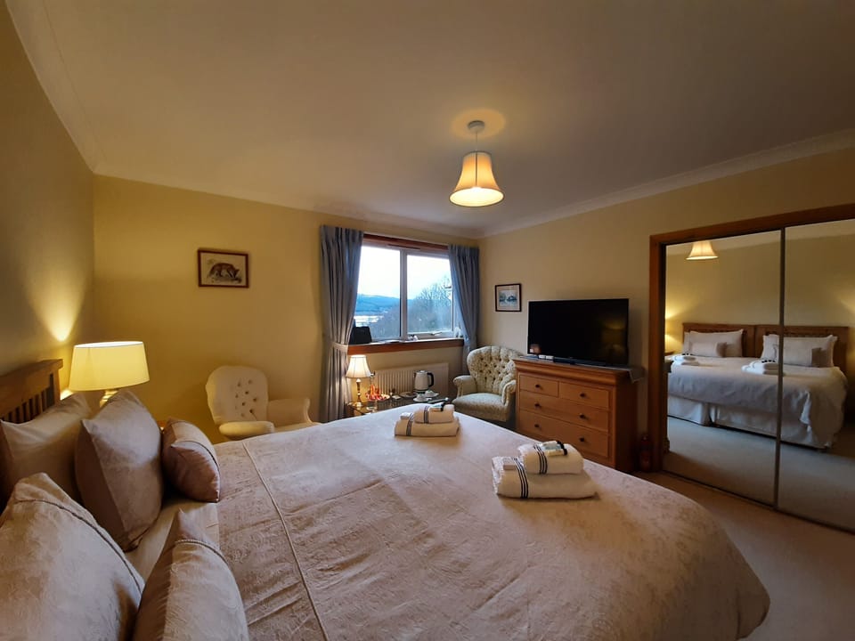 Premier Double Room, 1 King Bed, Private Bathroom, Lake View | Egyptian cotton sheets, premium bedding, pillowtop beds, blackout drapes