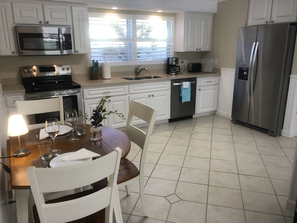 kitchen right wing