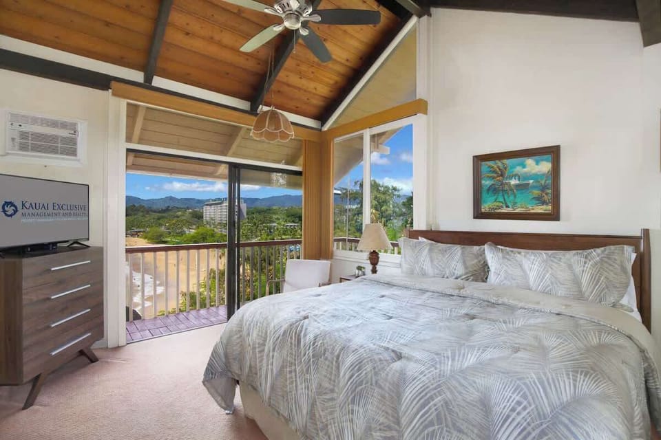 Cozy cliffside bedroom that brings the ocean right to your bedside