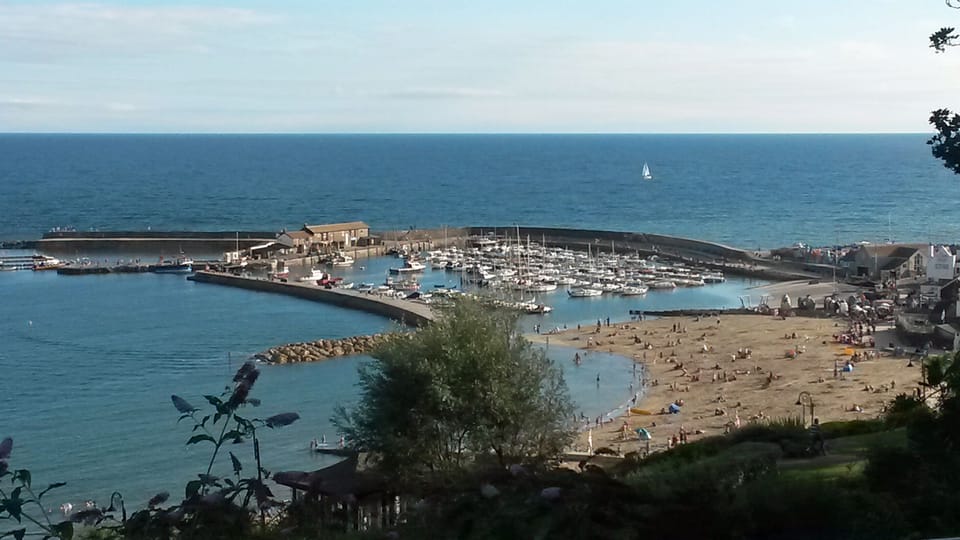 Sandy beach & the Cobb at Lyme Regis just 15 minutes by car from Ash Cottage.