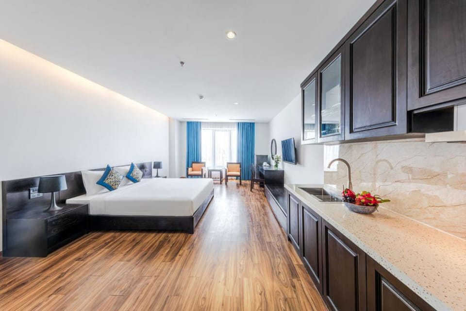 Design Studio Suite | Minibar (some free items), in-room safe, desk, laptop workspace