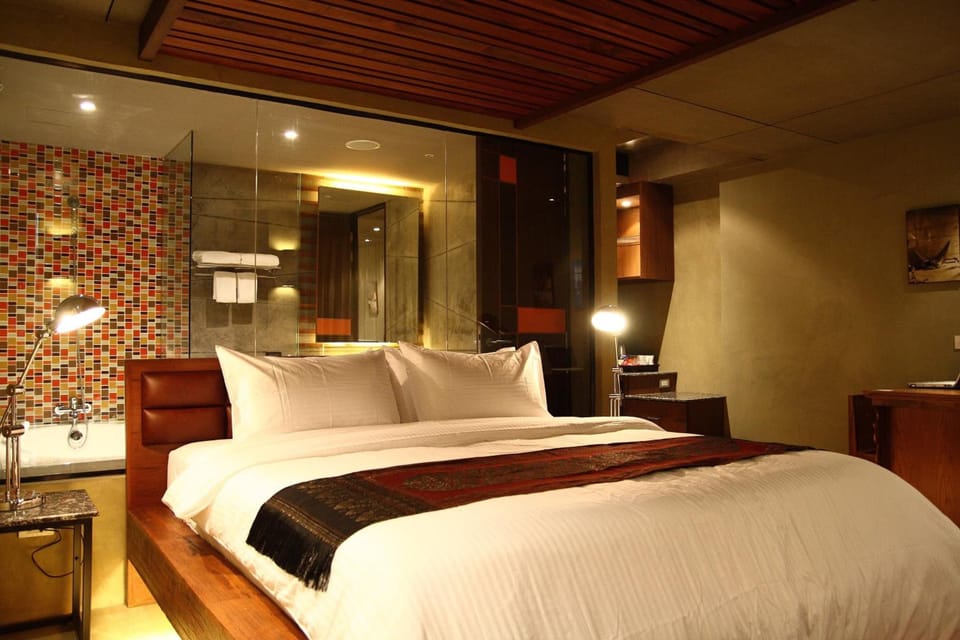 Minibar, in-room safe, desk, free WiFi
