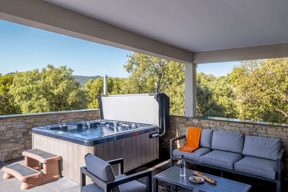 Outdoor spa tub