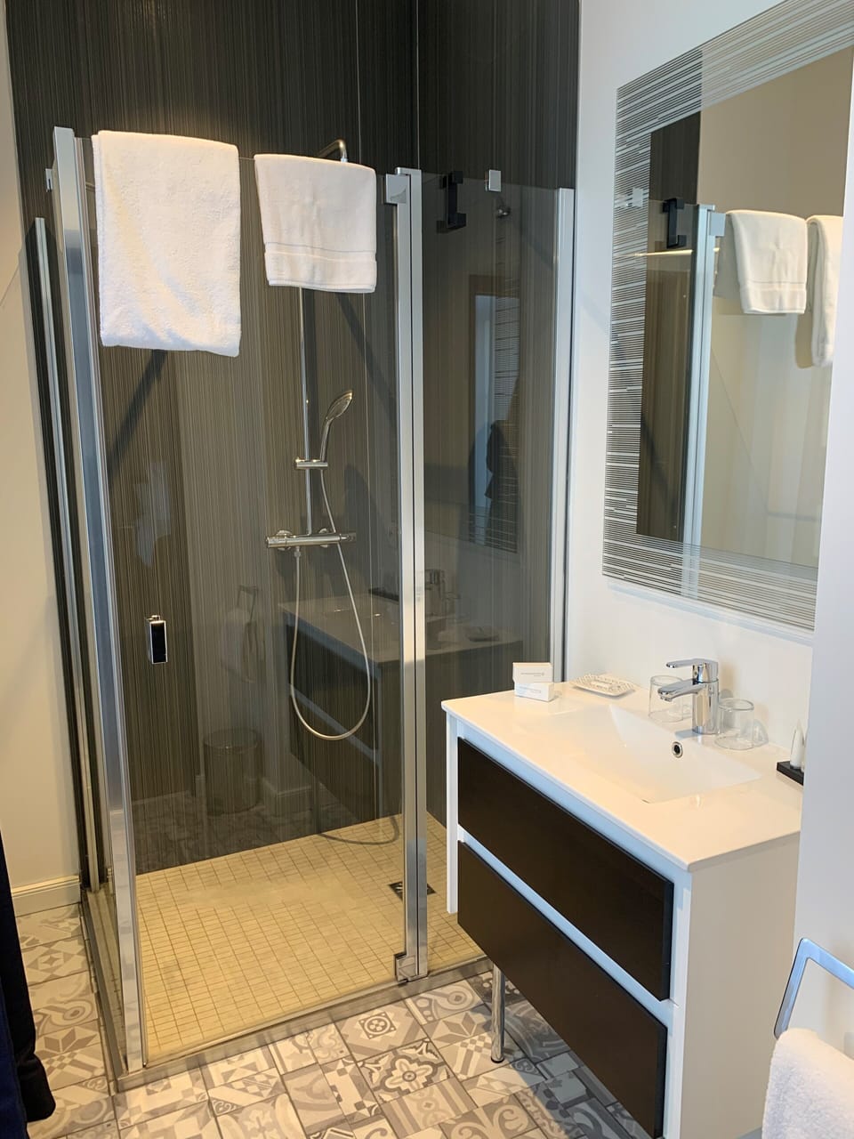 Deluxe Double Room | Bathroom | Shower, rainfall showerhead, free toiletries, hair dryer