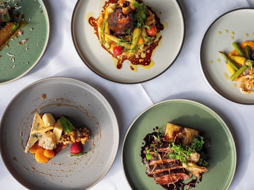 2 restaurants; breakfast and dinner served