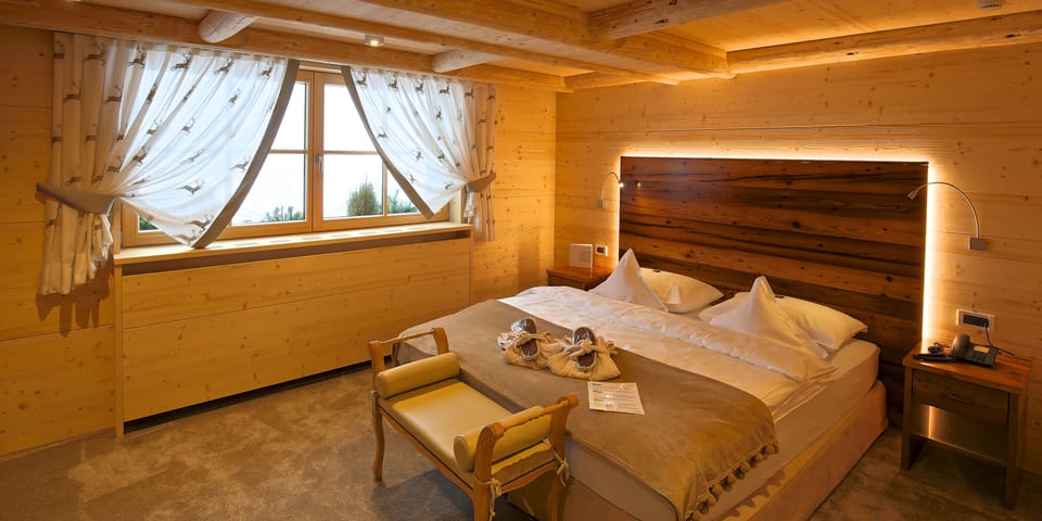 Standard Room, Balcony (Lodge) | Minibar, in-room safe, desk, free WiFi