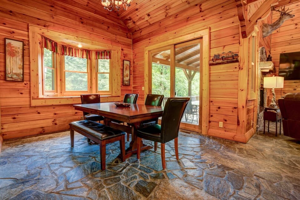 Dining table seating for up to six