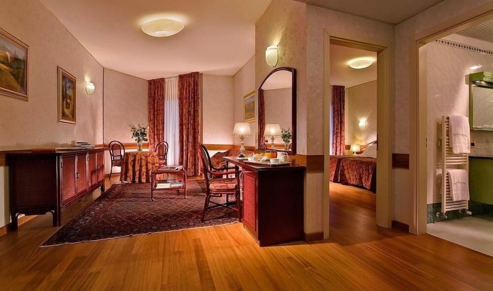 Classic Suite | Down comforters, minibar, in-room safe, desk