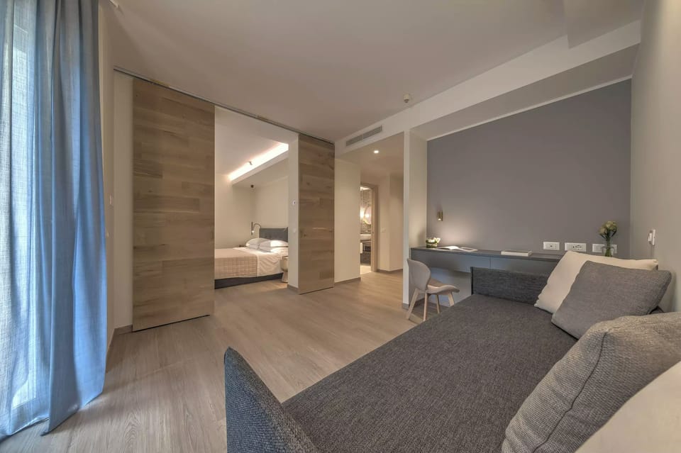 Suite Nature | Down comforters, minibar, in-room safe, desk