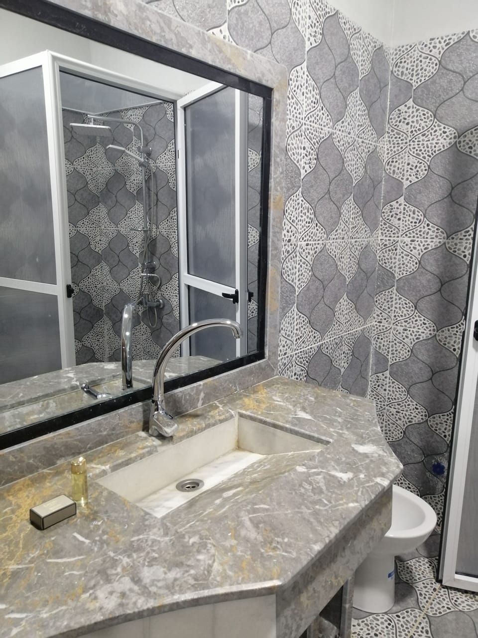 Shower, rainfall showerhead, free toiletries, towels