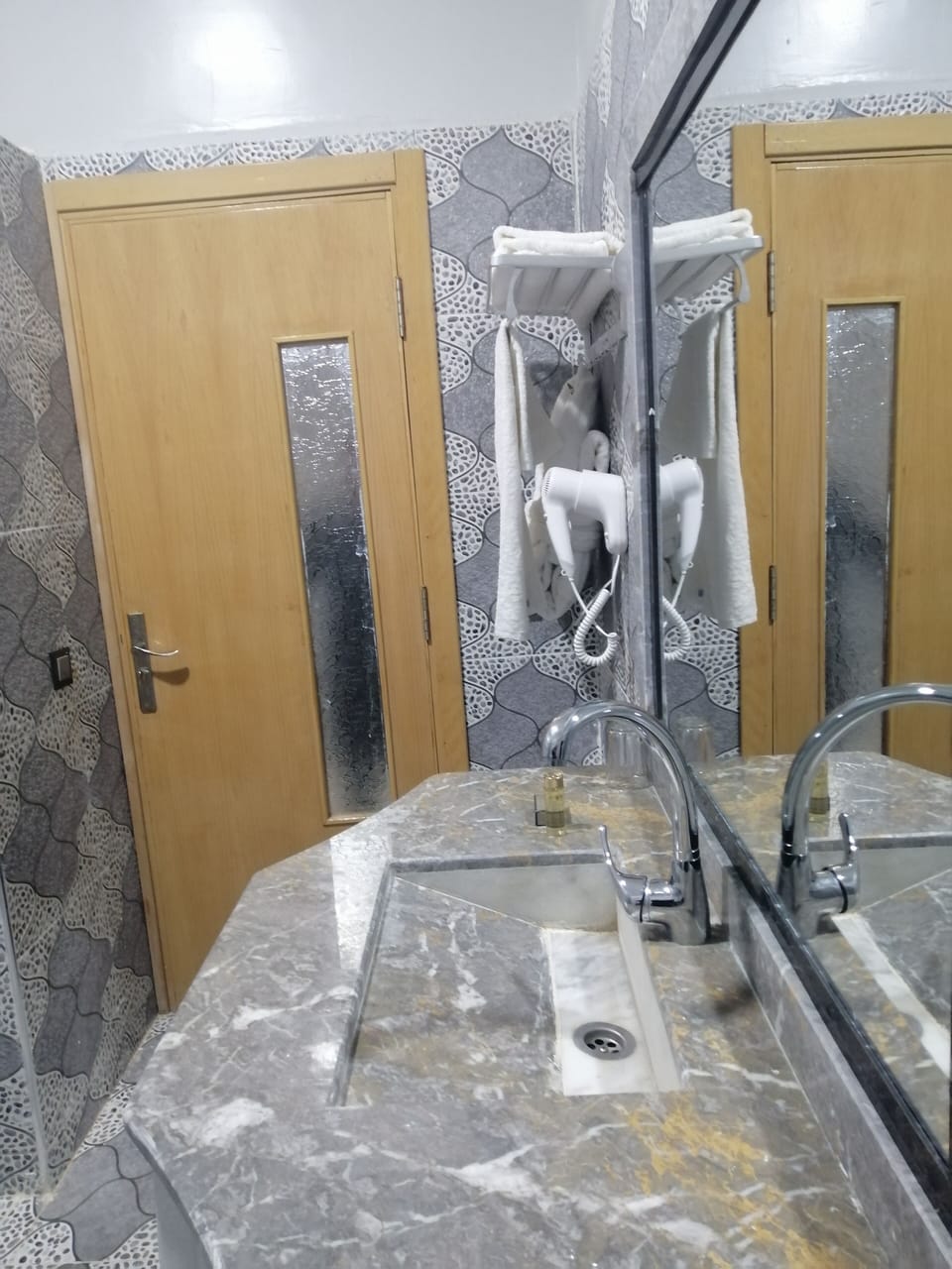 Suite | Bathroom | Shower, rainfall showerhead, free toiletries, towels