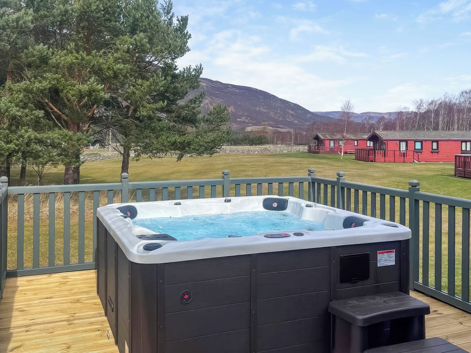 Hot tub | Cruachan - Invernahavon, Glentruim, near Newtonmore