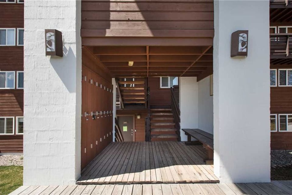 Tensleep Exterior w. Ski Lockers