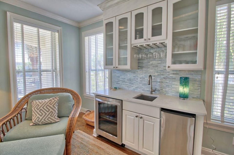 Wet Bar has Icemaker and Wine Fridge
