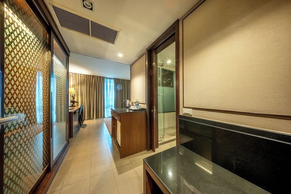 Deluxe Room | In-room safe, blackout drapes, iron/ironing board (on request)