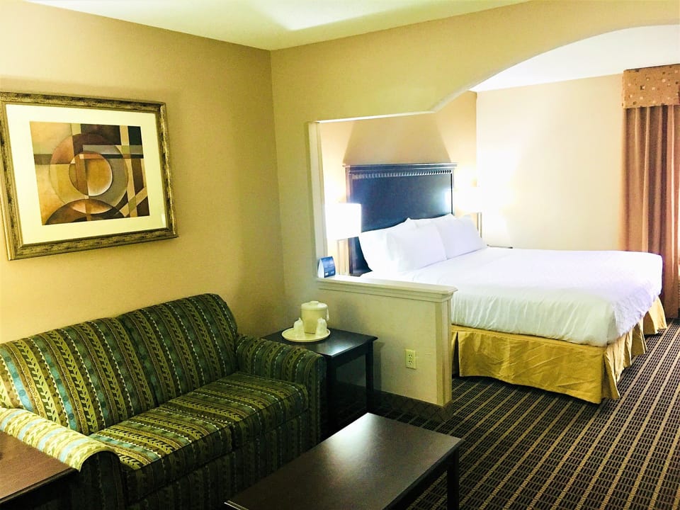 Standard Room, 1 King Bed | In-room safe, desk, blackout drapes, iron/ironing board