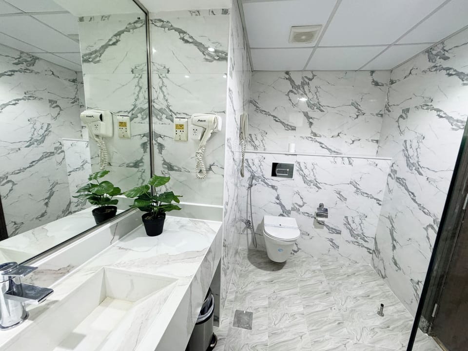 Deluxe Double or Twin Room | Bathroom | Free toiletries, hair dryer, bathrobes, slippers