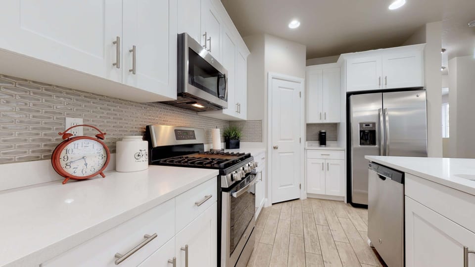 Fully stocked gourmet kitchen featuringstainless steel appliances
