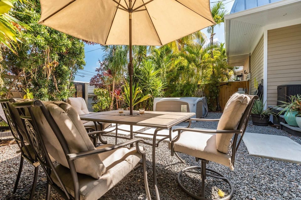 Experience the essence of tropical outdoor dining in this delightful setting.