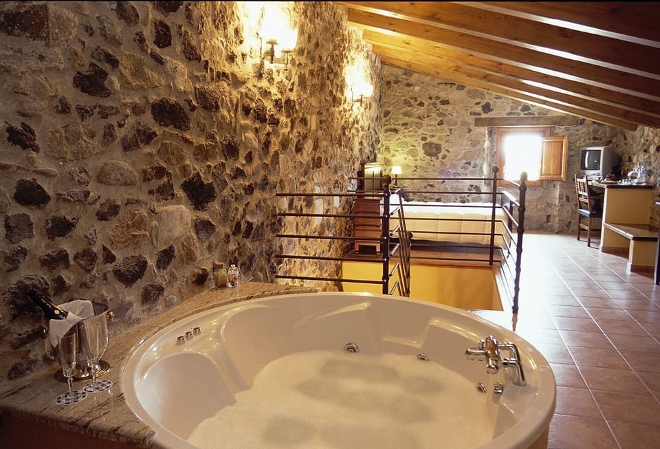 Superior Studio, Jetted Tub (Room N3) | Cribs/infant beds, rollaway beds, free WiFi, bed sheets