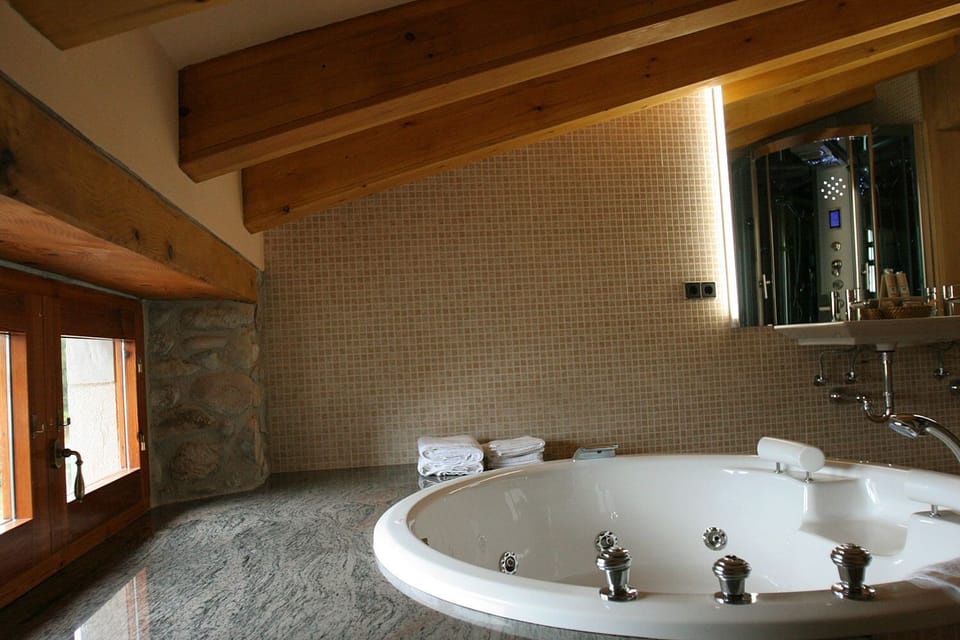 Superior Studio Suite (Suite N11) | Jetted tub