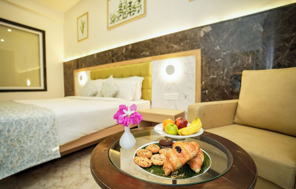 Luxury Pool and Mountain View Room with Private Balcony | Desk, rollaway beds, free WiFi, bed sheets