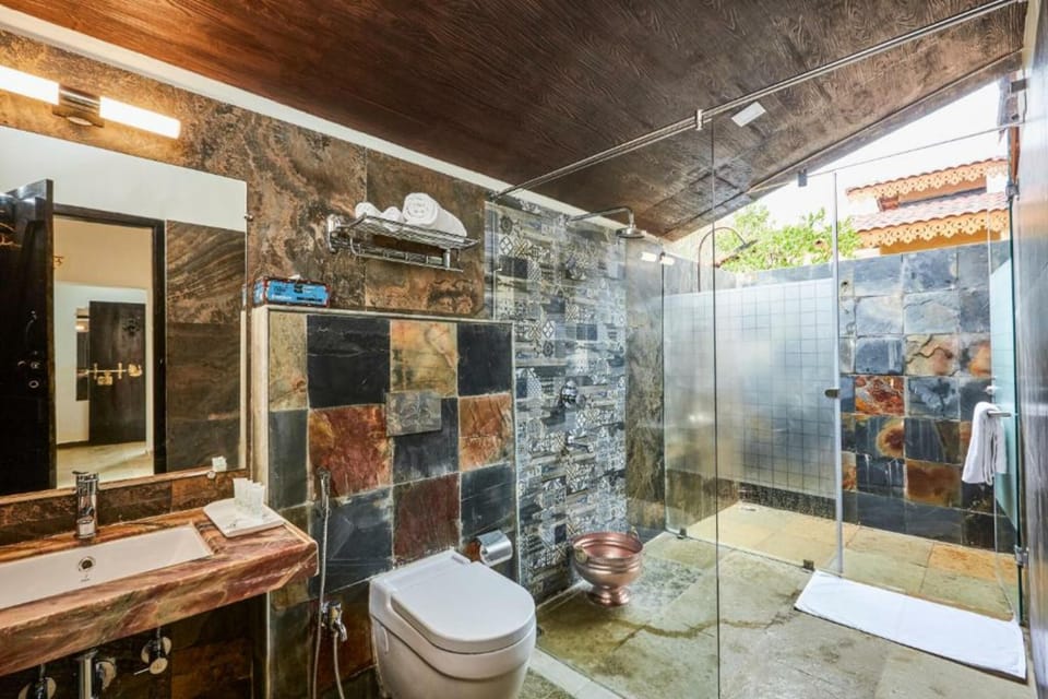 Shower, free toiletries, towels