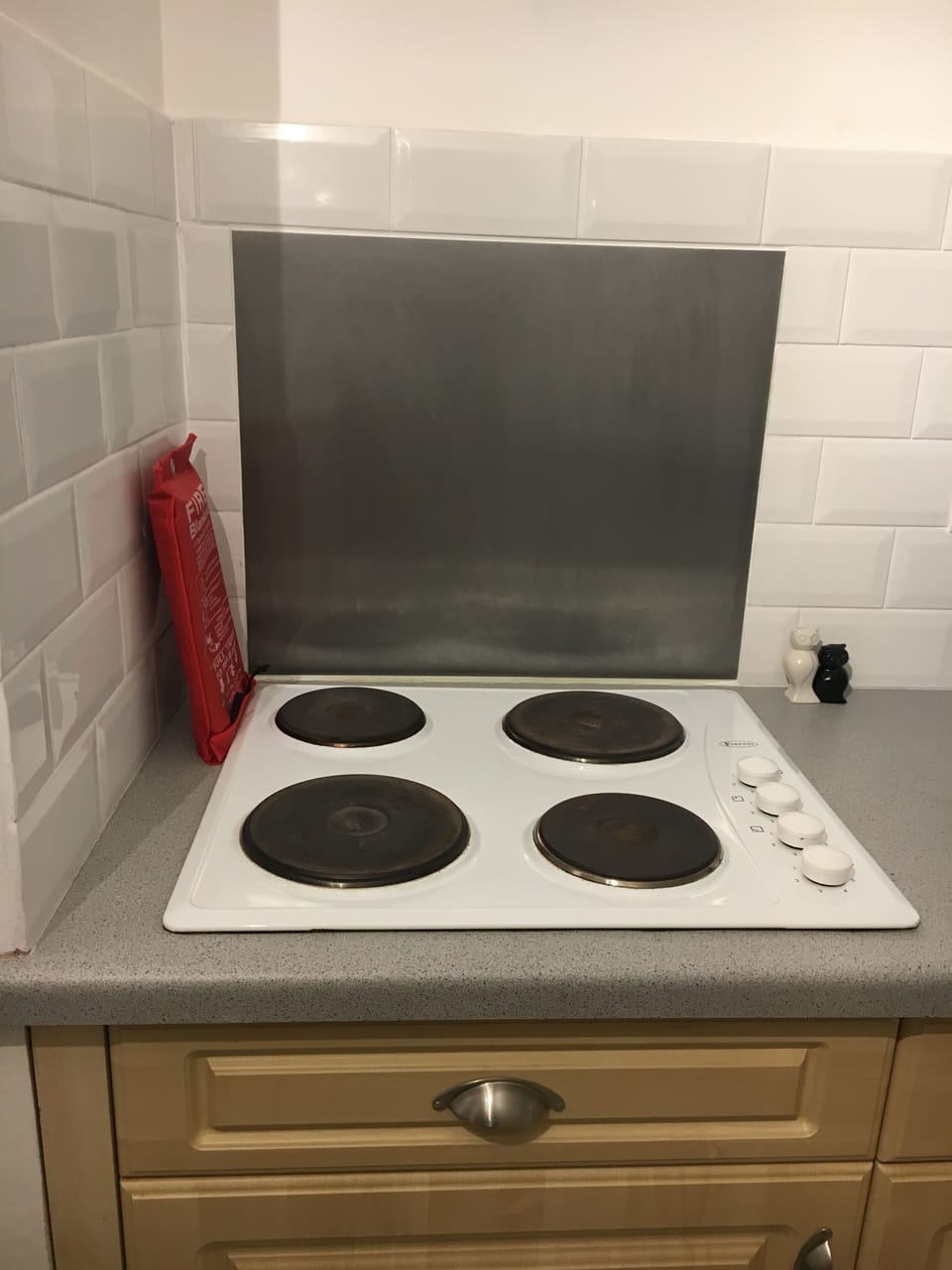 4 ring hob so you can fry breakfast etc. Fire blanket for your safety.