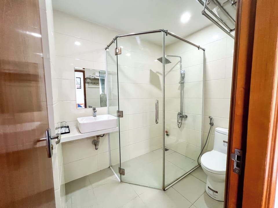 Premium Twin Room | Bathroom | Shower, rainfall showerhead, free toiletries, hair dryer (on request)