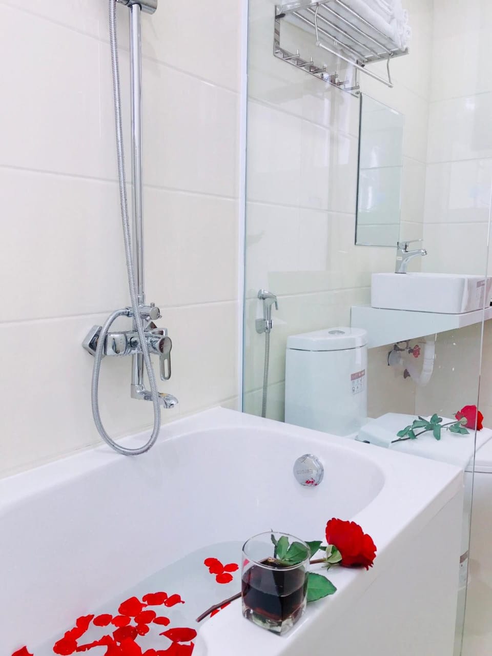 Premier Room, Bathtub, Sea View | Bathroom | Shower, rainfall showerhead, free toiletries, hair dryer (on request)