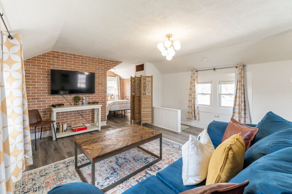 ⭐️⭐️⭐️⭐️⭐️ `This was our second stay and we loved it. It’s super easy to find and it’s nice having the parking space in the back. The neighborhood is very nice and great for taking a walk around!` -  Samantha, December 2023