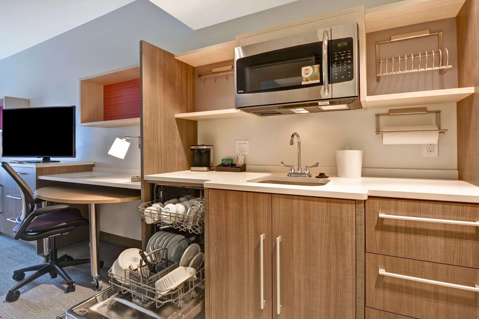 Business Suite, 1 Bedroom, Non Smoking | Private kitchen | Coffee/tea maker