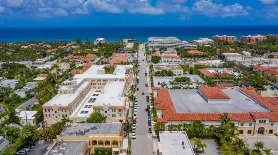 Bird's eye view of Palm Beach.