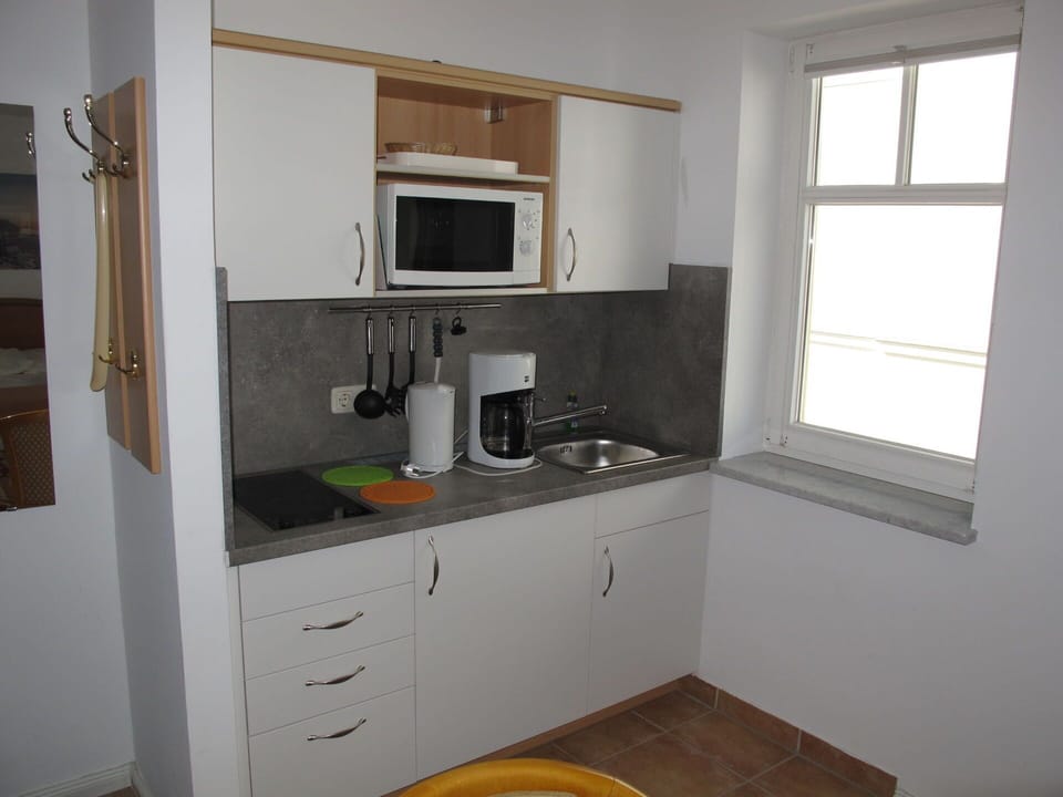 Cabinetry, Property, Building, Countertop, Window, Kitchen Sink, Kitchen Appliance, Kitchen Stove, Sink, Wood