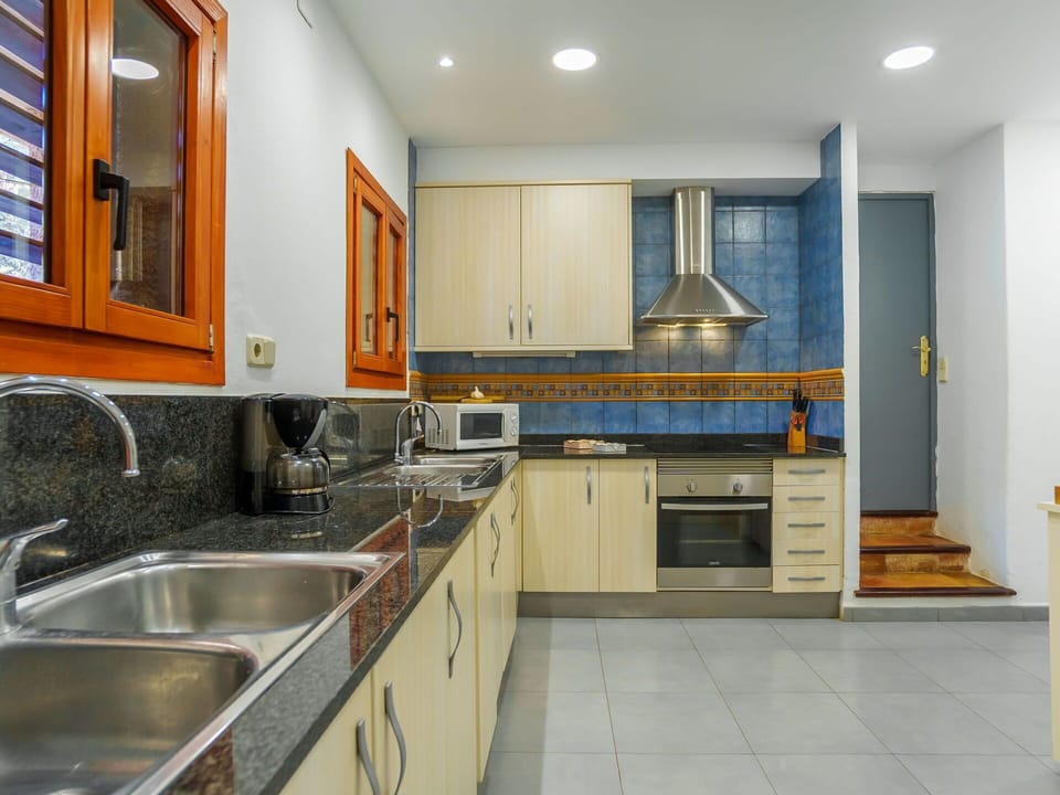 Tap, Kitchen Sink, Sink, Countertop, Cabinetry, Property, Plumbing Fixture, Interior Design, Wood, Kitchen