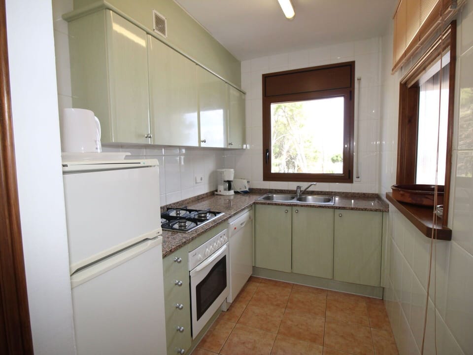 Countertop, Cabinetry, Tap, Kitchen Sink, Sink, Property, Building, Window, Kitchen, Kitchen Stove