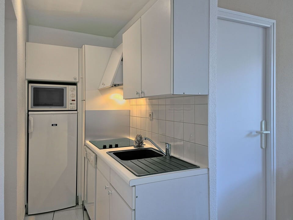 Cabinetry, Property, Kitchen Stove, Building, Kitchen Appliance, Sink, Home Appliance, Kitchen, Cooktop, Door