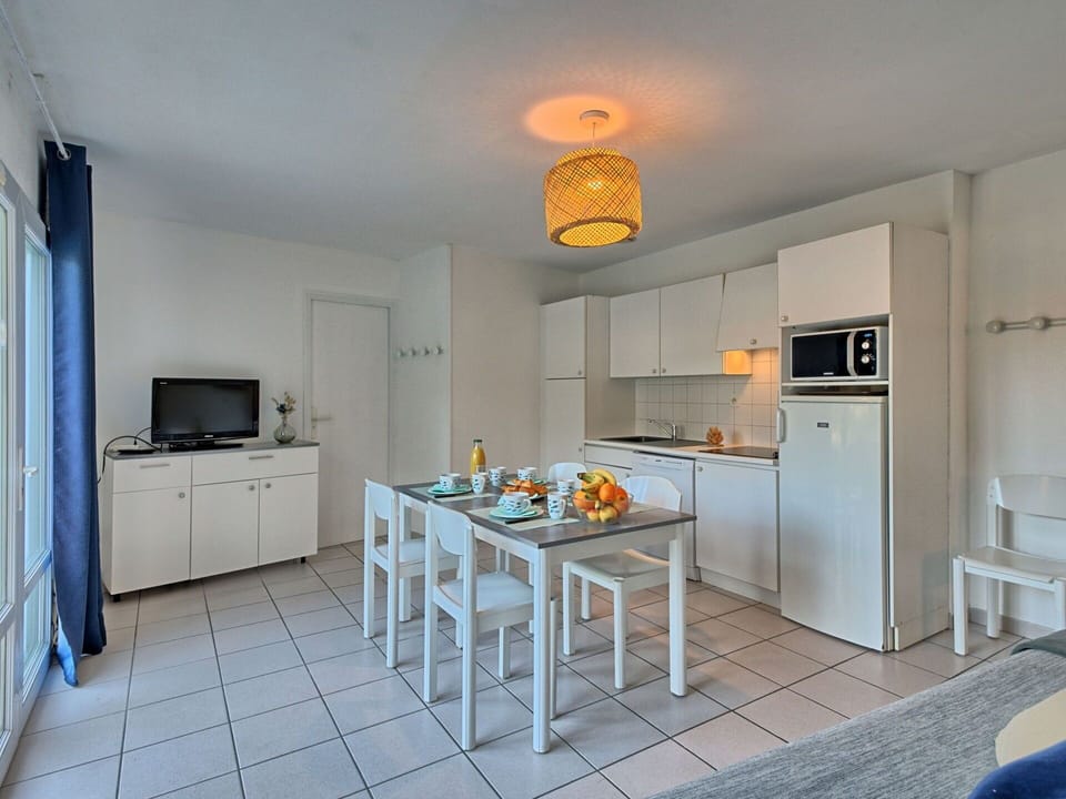 Countertop, Cabinetry, Furniture, Table, Kitchen Stove, Kitchen, Interior Design, Wood, Flooring