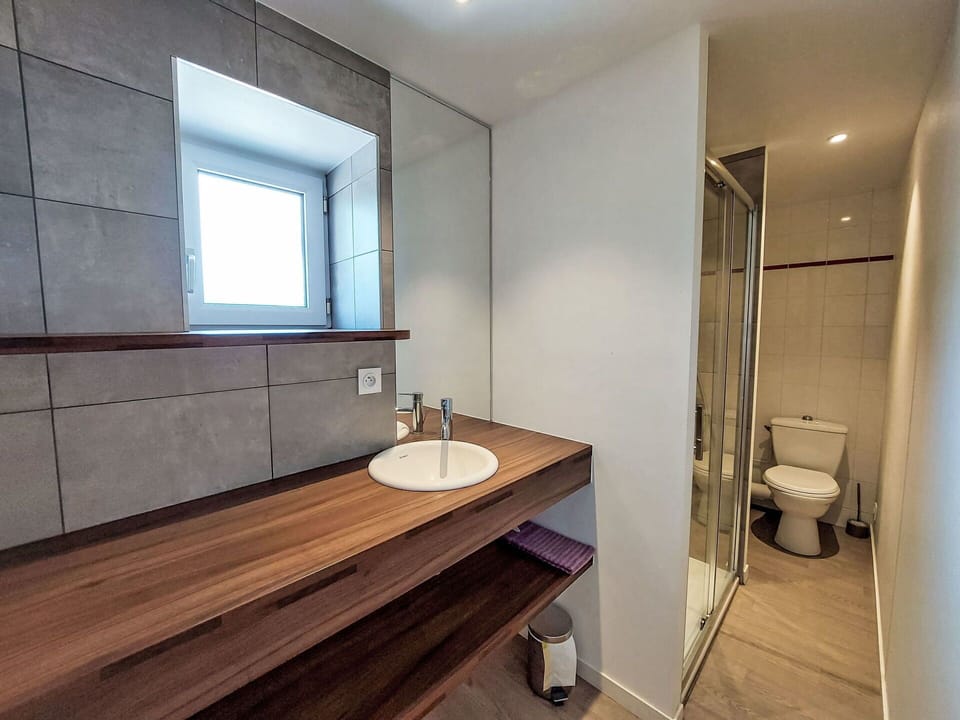 Tap, Plumbing Fixture, Building, Sink, Mirror, Window, Bathroom, Bathroom Sink, Wood
