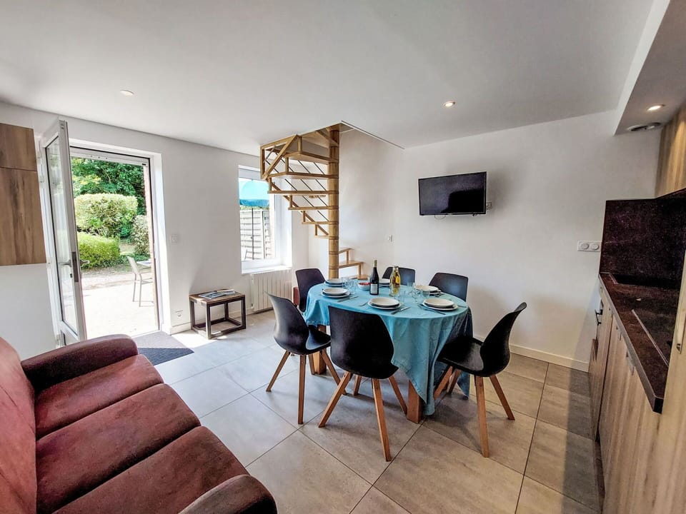 Table, Furniture, Chair, Wood, Interior Design, Building, Floor, Flooring, Kitchen & Dining Room Table