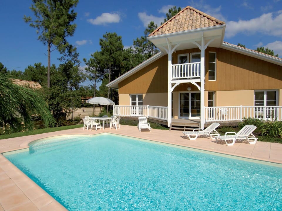 Water, Cloud, Sky, Building, Plant, Window, Swimming Pool, Tree, House, Leisure