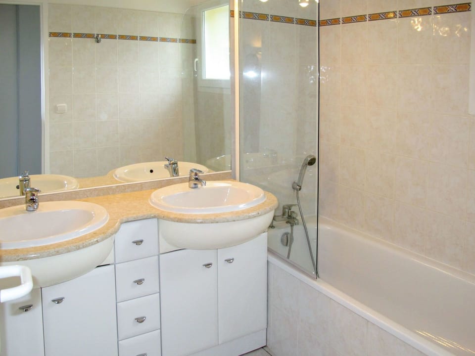 Bathroom, Property, Room, Wall, Tap, Bathroom Accessory, Tile, Bathroom Cabinet, Plumbing Fixture, Bathroom Sink