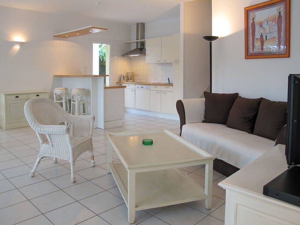 Room, Property, Furniture, Living Room, Interior Design, Building, Table, Floor, Coffee Table, House