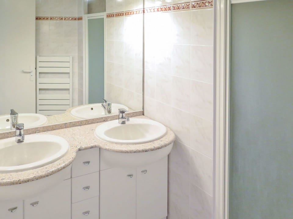 Bathroom, Property, Room, Tile, Wall, Bathroom Accessory, Plumbing Fixture, Tap, Interior Design, Bathroom Sink