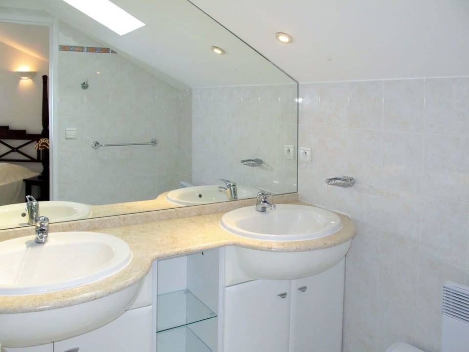 Bathroom, Property, Room, Tap, Wall, Plumbing Fixture, Interior Design, Sink, Tile, Architecture