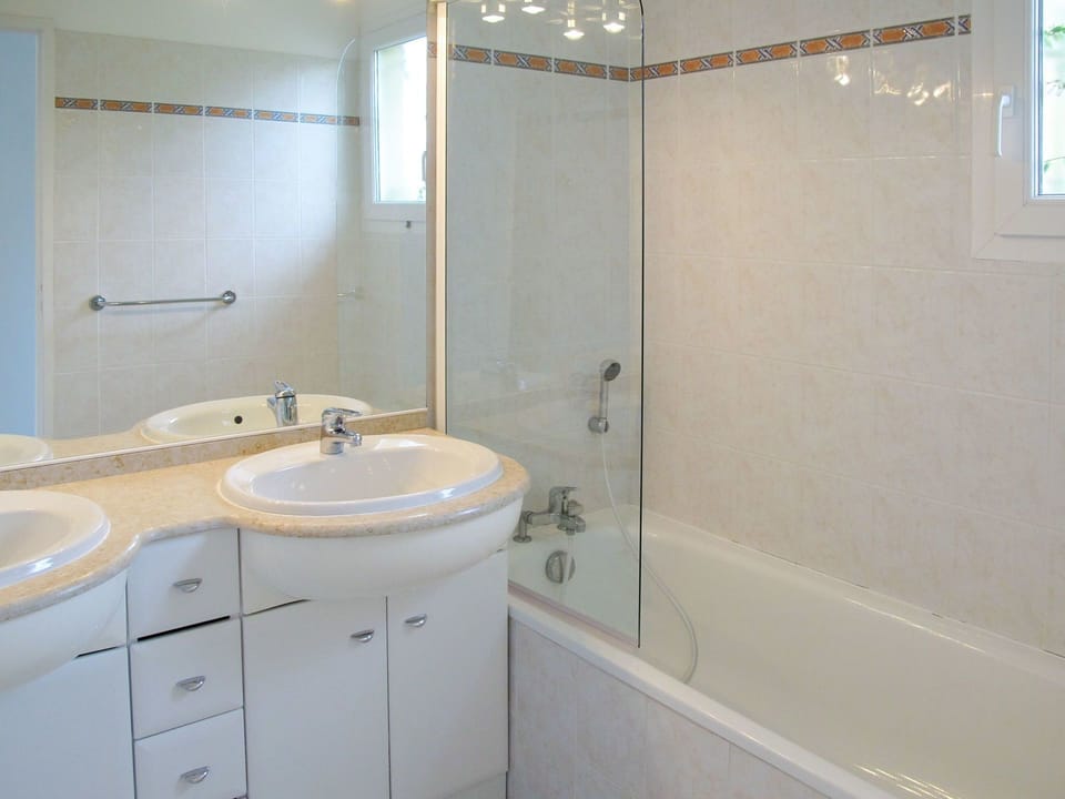 Bathroom, Property, Room, Wall, Tap, Tile, Plumbing Fixture, Bathroom Accessory, Floor, Architecture