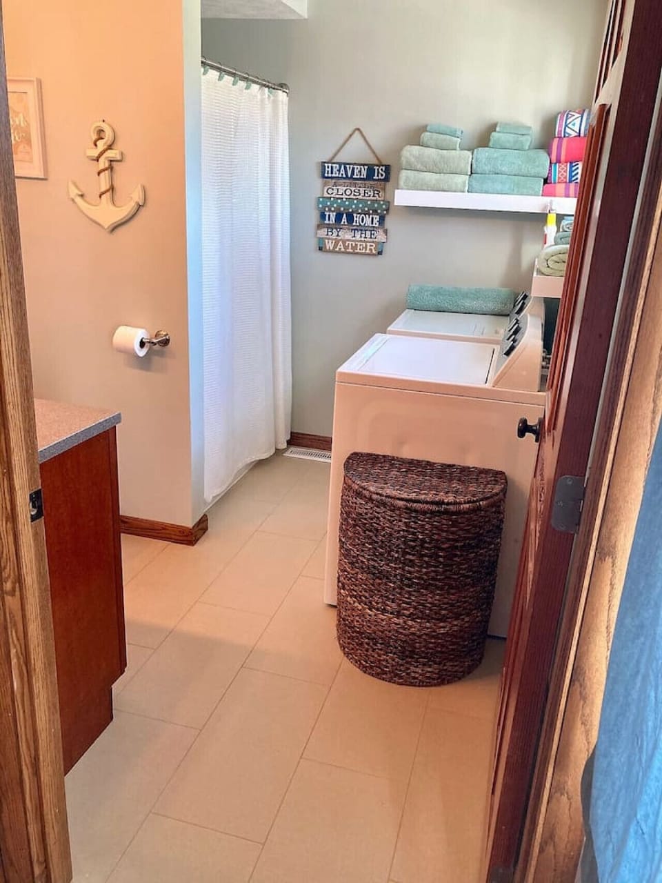 Laundry detergent and dryer sheets available for your use.